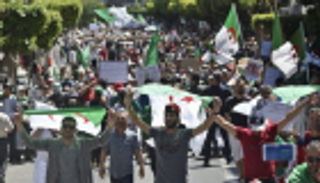 أسبوع الجزائر.. بوادر انتخابات قبل نهاية العام والجيش يحذر "المتآمرين"