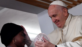 بابا الفاتيكان يزور مركزا صحيا لعلاج مرضى الإيدز 