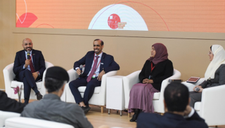 الجلسة حضرها ناشرون وأدباء من مختلف الوفود