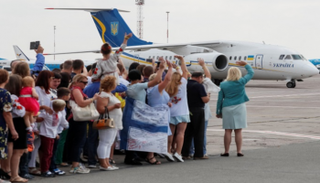 أهالي السجناء الأوكرانيين المحررين من روسيا - رويترز