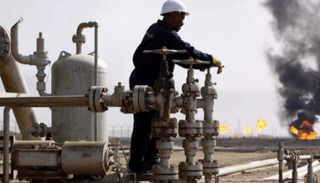 عامل بإحدى محطات النفط في العراق - أرشيفية