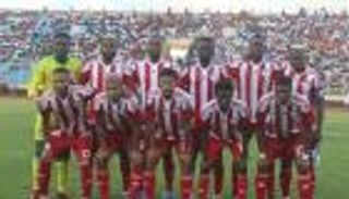 أمام أعين الشرطة.. جمهور سيراليون يعتدي على حافلة ليبيريا