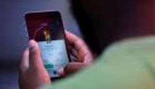 التكنولوجيا تهدد فقرات الرقبة.. 3 نصائح لتجنب "النص العنقي"