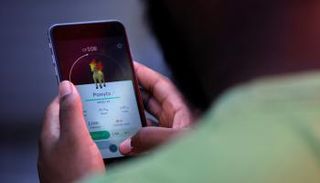 متلازمة النَصّ العُنقي تصيب الرقبة نتيجة فرط استخدام الهواتف والشاشات