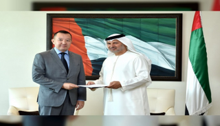 الدكتور أنور قرقاش يتسلم الرسالة من سفير قرغيزستان وتشينجيز إشيمبيكوف