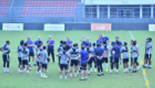 طائرة "درون" لتصوير تحركات نجوم الأبيض الإماراتي استعدادا لماليزيا