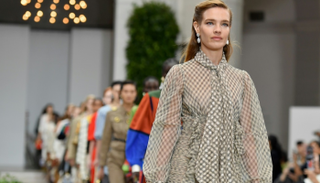 من مجموعة المصممة توري بورتش بأسبوع الموضة في نيويورك