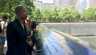 جاكلين فيبرييت أمام نصب ضحايا هجمات 11 سبتمبر 2001