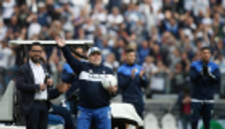 فيديو.. استقبال حافل لمارادونا في ناديه الجديد