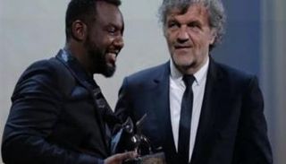 المخرج السودانى أمجد أبوالعلاء يتسلم جائزة مهرجان فينيسيا