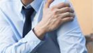 آلام الكتف.. 8 أسباب أبرزها الخلع