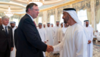 محمد بن زايد والرئيس التنفيذي لـ"توتال" يبحثان أوجه التعاون