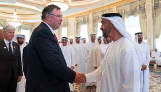 الشيخ محمد بن زايد آل نهيان خلال استقباله رئيس شركة 