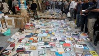 النسخ المزورة من الكتب تجد طريقها بسهولة عبر بائعي الأرصفة