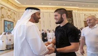 الشيخ محمد بن زايد والبطل الروسي حبيب نور محمدوف