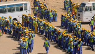 عمال الملاعب في قطر يتعرضون لانتهاكات ممنهجة