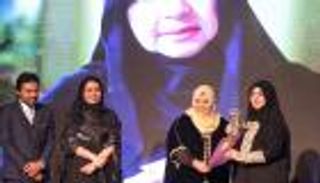 ماليزيا تكرم الإماراتية منى المنصوري بوسام "الملكة المسلمة"