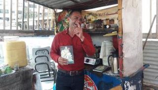 الروائي الفلسطيني هاني السالمي خلال توقيع روايته