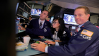 وول ستريت تغلق مستقرة مع تراجع التكنولوجيا