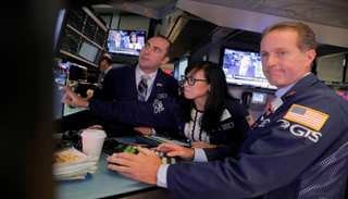 وول ستريت تغلق مستقرة