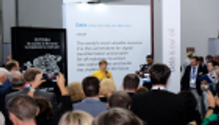 رئيسة إستونيا تحذر منتجي الطاقة من مصير "مصباح الكيروسين"