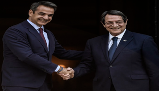  رئيس الوزراء اليوناني (يسار) خلال استقبال الرئيس القبرصي  – أ.ف.ب 