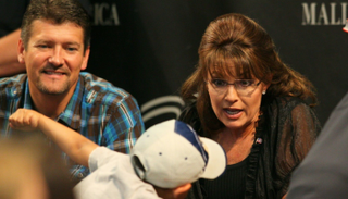 تود وسارة بايلن خلال لقاء مع مناصرين بمركز تجاري في مينيسوتا