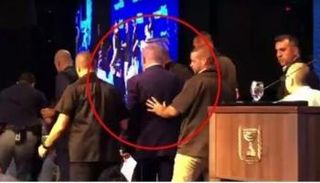 مشهد هروب نتنياهو أثناء إطلاق صافرات الإنذار