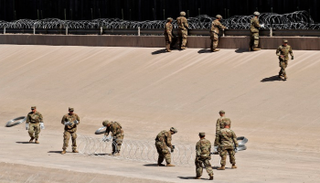 الجنود الأمريكية على الحدود مع المكسيك 