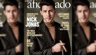 نيك جوناس تحت خط النار بسبب غلاف مجلة وسيجار