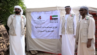 وفد المؤسسة يبدأ توزيع المواد الإغاثية على المتضررين