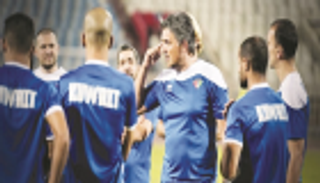 توصية بإقالة مدرب الكويت بعد هزيمة أستراليا