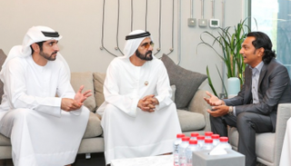 الشيخ محمد بن راشد آل مكتوم خلال لقائه رائد الأعمال ديف توراخيا