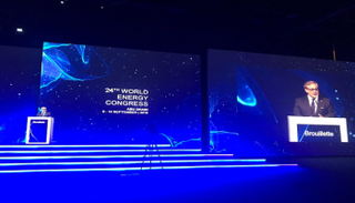 دان برويليت خلال خطابه في مؤتمر الطاقة العالمي