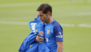 فالنسيا يقيل مدربه قبل 3 أيام من مواجهة برشلونة