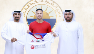 اللاعب عقب التوقيع مع إدارة النادي