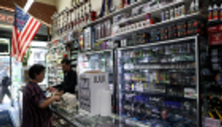 السجائر الإلكترونية في أمريكا.. قلق متزايد وحظر قريب