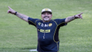 مارادونا يستعين بمغني "روك" لتدعيم هجوم فريقه الجديد