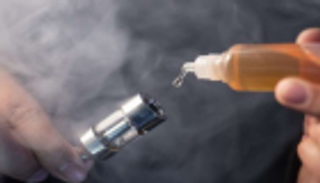 ترامب يخطط لحظر السجائر الإلكترونية ذات النكهات