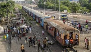 مواطنون يسيرون بالقرب من السكة الحديد في العاصمة كينشاسا - أرشيفية