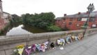 بريطاني يلقي ابنه في النهر وينتظر الشرطة في الحانة