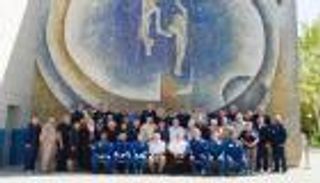 المنصوري والنيادي يرفعان علم الإمارات قبيل المهمة التاريخية