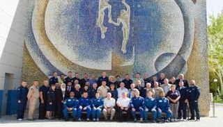 هزاع المنصوري وسلطان النيادي ضمن أفراد طاقمي الفضاء المشاركين في مهمة 