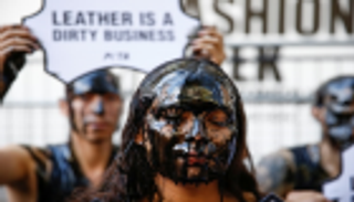 ناشطو المناخ يعطلون أسبوع الموضة بلندن