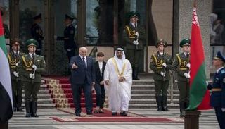 الشيخ محمد بن زايد آل نهيان لدى وصوله لقصر الاستقلال في بيلاروسيا