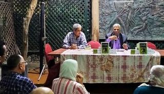 الروائي إبراهيم عبدالمجيد (يمين) والدكتور محمد عفيفي