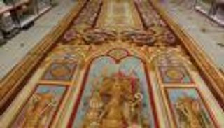 عرض سجادة ثمينة نجت من حريق كاتدرائية نوتردام