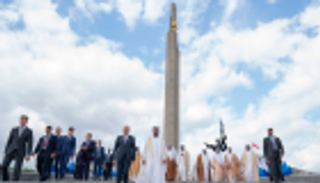 محمد بن زايد يزور النصب التذكاري للجندي المجهول في مينسك