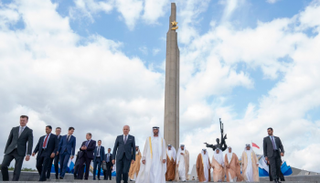 الشيخ محمد بن زايد آل نهيان خلال زيارته للنصب التذكاري 