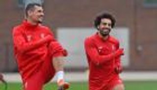 محادثة كوميدية بين لوفرين وصلاح بسبب "استعراض العضلات"